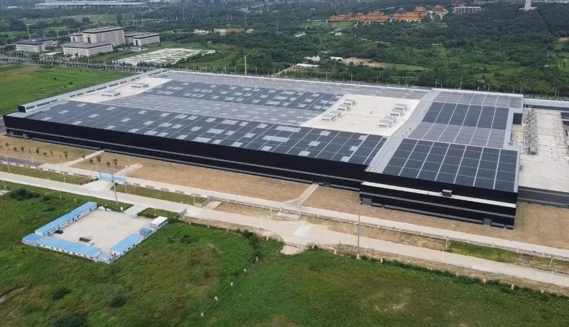 让我们追随新华社，去看看玻璃会发电的奥秘吧！